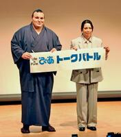 　トークイベントを行った安青錦（左）と出口クリスタさん＝4日、東京都内