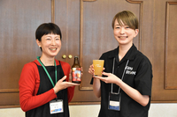 開発したビールをPRする許山さん（左）と渡部さん