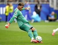 W杯決勝トーナメント1回戦のブラジル戦でパスを出すGK鈴木彩艶＝ヒューストン（共同）