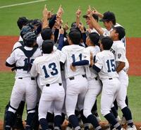 　国民スポーツ大会の高校野球軟式で3連覇を果たして喜ぶ中京ナイン＝弘前市運動公園野球場