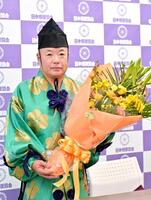 　引退記者会見で花束を手にする第39代木村庄之助＝5日、両国国技館