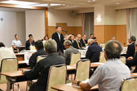 設立総会であいさつする中島会長（中央）