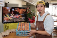麦芽かすを活用した卵を紹介する桜井さん