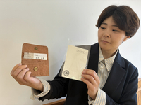 立岩和紙を使って自作した製品を手にする唐沢さん