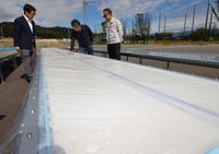 水分解パネルを使って始めた水素製造の大規模実証実験。手前の気泡が発生した水素と酸素の混合気体＝6日午前11時17分、飯田市座光寺