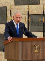 　追悼式で演説するイスラエルのネタニヤフ首相＝5日、エルサレム（共同）