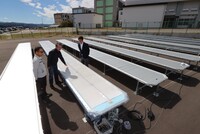 水素製造の大規模実証実験で、エス・バードの敷地に設置された水分解パネル＝6日、飯田市座光寺