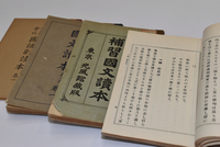 信濃教育会が編集した一茶の作品が載った教材。右は「補習国語読本」（信濃教育博物館蔵）