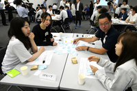 合同で開いた勉強会で意見を交わすシナノケンシとバリューブックスの社員＝6月