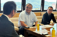 岡谷市役所で「諏訪湖場所」の開催をPRする荒汐親方（中央）