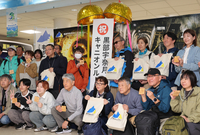 扇沢駅で記念写真を撮るツアー参加者