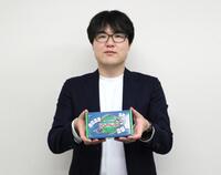 　「家庭用の自動雀卓に対応したプロ版もあります」と話すNEXTの杉浦優輝さん＝東京都港区