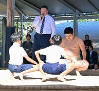 　相撲文化を発信するイベントに参加した白鵬翔さん（奥左）＝7日、名古屋市