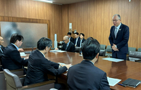 阿部知事に大糸線に関する要望を説明する小谷村の中村義明村長（右奥）＝7日、県庁