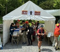 北アルプス南部の横尾登山口に設けられた啓発ゲート。ガイドらが登山者の装備などをチェックした＝7月18日