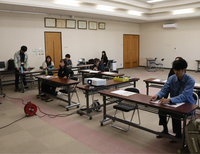 飯島町の農業や移住定住支援策について説明を受ける参加者ら