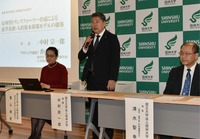 事業の狙いを語る中村宗一郎学長（中央）＝８日、松本市