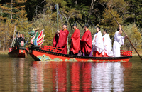 穂高神社奥宮例祭で「御船神事」が行われ、色鮮やかな舟が明神池をゆっくり進んだ＝8日午前11時48分、松本市安曇