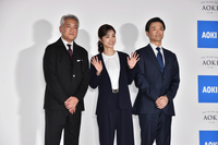 三通流スーツを着た（左から）小出大二朗社長、上戸彩さん、青木彰宏会長＝８日、都内