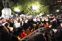　イスラム組織ハマスの奇襲による犠牲者を追悼するユダヤ系団体の集会参加者ら＝7日、米ニューヨーク・マンハッタン（共同）