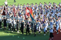 開会式で入場行進する上田西（左から5校目）の選手ら