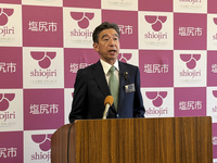 定例会見で話す百瀬市長