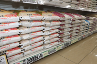 県産コシヒカリなどが並ぶ「A・コープファーマーズ南長野店」（9月29日撮影）