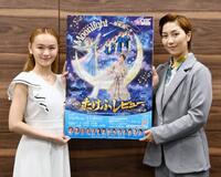 　OSK日本歌劇団の華月奏（右）と唯城ありす＝大阪市