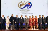 　日本とタイの修好140年記念ロゴの前で関係者らと写真に納まる日本相撲協会の八角理事長（左から4人目）＝9日、バンコク（共同）