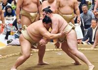 　朝稽古で相撲を取る義ノ富士（左）＝埼玉県秩父市