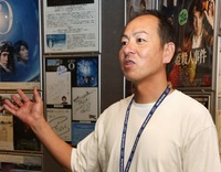諏訪市の諏訪湖間欠泉センターでインタビューに答える宮坂さん