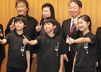（手前左から）清水さん、中沢さん、加地さん