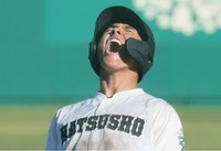 松商学園―北陸　九回松商2死満塁、左前に勝ち越しの2点打を放ち喜ぶ竹内