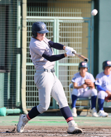 佐久長聖―小松大谷　一回長聖1死二、三塁、小林快が右犠飛を放つ