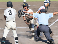 松商学園―北陸　七回松商1死二、三塁、戸田の中前打で三走に続き二走新海（中央）がホームイン。3―2と逆転に成功する
