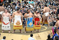 赤ちゃんを抱いて土俵入りし、笑顔を見せる御嶽海関（中央）＝10日、松本市美須々のエア・ウォーターアリーナ松本