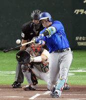 1回DeNA1死、牧が左越えに先制ソロを放つ。捕手大城＝東京ドーム
