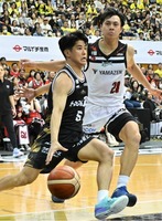 信州―三遠　第4クオーター、残り3秒でゴール下に攻め込む信州・土家（手前）