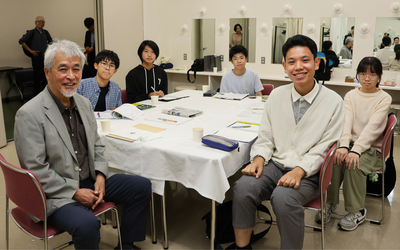 山極寿一さん（手前左）にインタビューした中高生たち＝9月26日、須坂市メセナホール