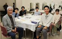 山極寿一さん（手前左）にインタビューした中高生たち＝9月26日、須坂市メセナホール