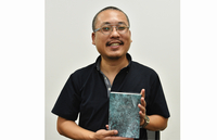 新刊「シュレディンガーの密室」を講談社から出版した麻根重次さん