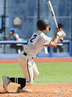 帝京長岡―松商学園　四回松商無死二塁、太田が左中間に適時二塁打を放つ