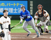 8回DeNA1死、牧が左越えに本塁打を放つ。投手森田、捕手大城＝東京ドーム
