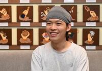 ソウルの弘大禅院で、「仏陀は頼れる先輩のような存在だ」と話すスタッフの松山河さん＝7月（共同）