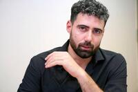 　イスラム組織ハマスに拘束されていた状況を話す元人質のガイ・ギルボア・ダラルさん＝8日、東京都内