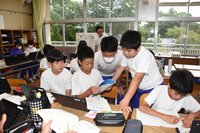 一人で進めたり、友達に教わったり。学び方を自分で選ぶ自由進度学習を取り入れた算数の授業＝9月8日、小布施町栗ガ丘小