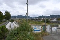 流れる北八幡川（左）と雨水調整池（右側）＝6日、長野市の古牧地区