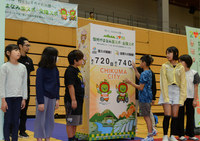 カウントダウンボードに開幕までの残り日数をマグネットシートで表示した小学生