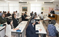 2019年10月の災害当時の避難所運営について、小池さん（右奥）の体験から学ぶ長沼地区の復興のつどいの参加者
