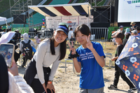 丸山希選手（左）と記念撮影する来場者